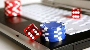 Pemain menikmati permainan kasino online modern di semarjitu dengan desain elegan